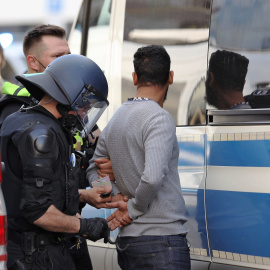 Agentes de policía arrestando a un hombre (9/5/22).