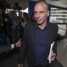 El ministro de Finanzas griego, Yanis Varoufakis, a su llegada a la sede de la Comisión Europea, este marts, para reunirse con el comisario de Asuntos Económicos, Pierre Moscovici. REUTERS/Yves Herman