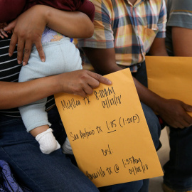 Los migrantes indocumentados esperan ayuda con el transporte en autobús para viajar a otros lugares en los EE. UU./Reuters