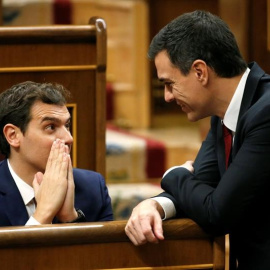 Foto de archivo de Albert Rivera y Pedro Sánchez. / EFE