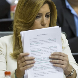 La presidenta del Ejecutivo andaluz en funciones, Susana Díaz, en su escaño tras dar la réplica a la secretaria y portavoz parlamentaria de Podemos, Teresa Rodríguez , en el Pleno del Parlamento andaluz en Sevilla, en la segunda jornada del