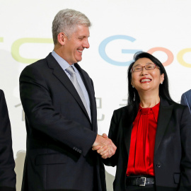 El responsable de la división de hardware de Google, Rick Osterloh, y la presidenta de HTC, Cher Wang. /REUTERS