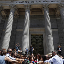 La exvicepresidenta del Gobierno Soraya Sáenz de Santamaría, ha anunciado a los medios de comunicación, en la Puerta de los Leones del Congreso, que va a presentar su candidatura para presidir el Partido Popular. EFE/Chema Moya