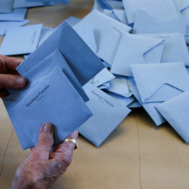 Sobres con las papeletas de las elecciones al Parlamento Europeo, en un colegio electoral en Cambrai (Francia). REUTERS/Pascal Rossignol