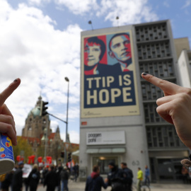 Un cartel en una pared durante la manifestación contra el tratado de libre comercio TTIP antes de la visita del presidente de EEUU Barack Obama, en Hannover, Alemania. REUTERS/Kai Pfaffenbach