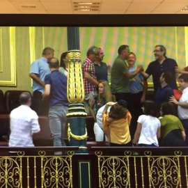 Trabajadores de RTVE abrazándose en el Congreso.