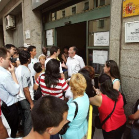 Un grupo de inmigrantes hacen cola para regularizar sus papeles.