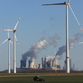Un parque eólico de la eléctrica alemana RWE, frente a una de sus centrales de carbón, en Neurath, al noroeste de Colonia (Alemania).