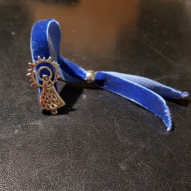 Una empresaria zaragozana ha sido condenada a dejar de fabricar pulseras con este tipo de cintas por ser una marca registrada del cabildo.