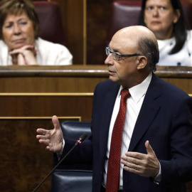 El ministro de Hacienda, Cristóbal Montoro, durante su intervención en la sesión de control al Gobierno, este miércoles en el Congreso de los Diputados. /EFE