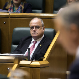 El portavoz del PNV, Joseba Egibar, escucha la intervención del lehendakari, durante el pleno de Política General en el Parlamento Vasco. EFE/David Aguilar