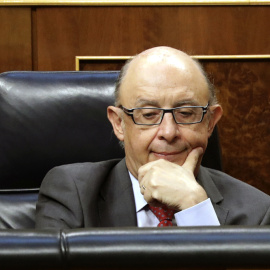 El ministro de Hacienda, Cristóbal Montoro, durante el pleno celebrado en el Congreso de los Diputados. EFE/Zipi