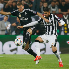 Pepe y Morata luchan por un balón durante el partido. Reuters / Sergio Pérez