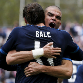 Pepe abraza a Gareth Bale tras su segundo gol ante el Rayo Vallecano. REUTERS/Sergio Perez