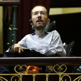 El secretario general y candidato de Podemos en Aragón, Pablo Echenique, asiste desde la tribuna de invitados a la segunda sesión del debate de investidura. EFE/Chema Moya