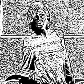 Julia posa en el lateral del Palacio Bauer, en la calle del Pez de Madrid. / HENRIQUE MARIÑO