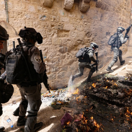 La policía fronteriza israelí persigue a los manifestantes palestinos en el área frente a la Puerta de los Leones en la Ciudad Vieja de Jerusalén, el 17 de abril de 2022.