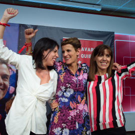 Las candidatas del PSN al Gobierno de Navarra, María Chivite (c), al Parlamento Europeo Adriana Maldonado (i) y a la alcaldía de Pamplona Maite Esporrín (d) celebran el resultado electoral. EFE/Iñaki Porto