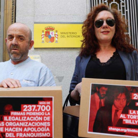 El portavoz de la Asociación para la Recuperación de la Memoria Histórica, Bonifacio Sánchez, y la periodista Cristina Fallarás, posan ante el Ministerio del Interior. (FERNANDO ALVARADO | EFE)
