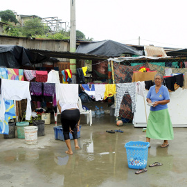 Mujeres en un refugio levantado en una instalación deportiva en Pedernales. REUTERS/Guillermo Granja