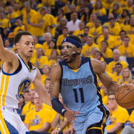 Mike Conley conduce el balón ante Stephen Curry. /REUTERS