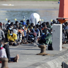 Ocupantes del cayuco en el muelle de Los Cristianos (Tenerife).