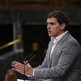 El presidente de Ciudadanos, Albert Rivera, durante su intervención en la sesión del pleno del Congreso celebrada hoy en Madrid. (FERNANDO VILLAR | EFE)