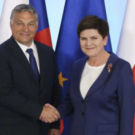 Viktor Orbán, primer ministro húngaro y Beata Szydlo, primera ministra polaca, antes de la reunión del Grupo de Visegrado en Varsovia este jueves./EFE