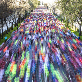 Vista general de los participantes em la 39 edición de la maratón de Madrid,a su paso por el Paseo de la Castellana, y que ha congregado 33.000 corrredores en las tres carrereas (10 km, medio maratón y maratón) en una mañana luminosa. EFE/E