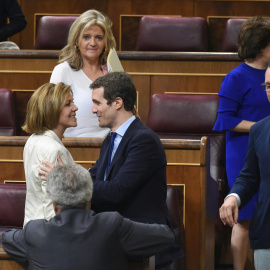 La secretaria general del PP, María Dolores de Cospedal, saluda al vicesecretario de comunicación del partido, Pablo Casado, durante el pleno del Congreso celebrado en Madrid. EFE/Fernando Villar