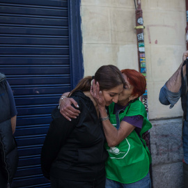 Miriam Fernández celebra con los activistas por el derecho a la vivienda la paralización sin fecha de su desahucio en la calle Argumosa de Lavapiés, en Madrid, donde vive con su marido y sus dos hijos menores desde hace seis años.- JAIRO VA