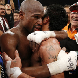 Mayweather abraza a Pacquiao al término del combate. /AFP