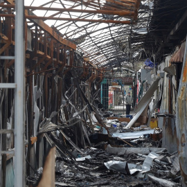 17/04/2022 Una persona, entre los restos de un mercado destrozado por un ataque militar en Sievierodonetsk, en la región de Luhansk (Ucrania)