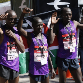 El atleta keniano Peter Kiplagat (i), ganador de la 39 Maratón Popular de Madrid con un tiempo de 2:11:44, acompañado del segundo y tercer clasificados, los también kenianos Patrick Cheruiyot (c) y Alfhonce Kibiwot Kigen, tras llegar a la m