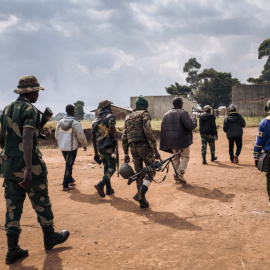 Comandantes del grupo armado URDPC/CODECO (Union des Révolutionnaires pour la Défense du Peuple Congolais/Coopérative pour le Développement du Congo) caminan por el pueblo de Linga el 13 de enero de 2022