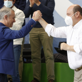 17/04/2022 El lehendakari Iñigo Urkullu y el presidente del PNV, Andoni Ortuzar, se dan la mano al comienzo de la celebración del Aberri Eguna en la Plaza Nueva de Bilbao
