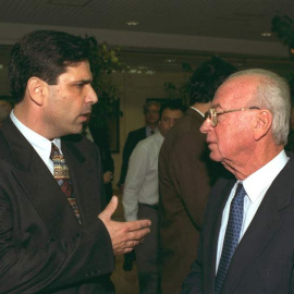 Gonen Segev habla con el que fuera primer ministro de Israel, Isaac Rabin, en una imagen fechada a principios de los 90. (REUTERS)