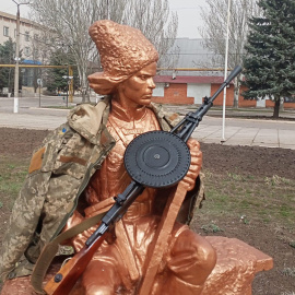 El líder anarquista Néstor Majnó ataviado con una casaca del ejército ucraniano.