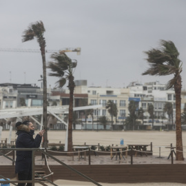 Dos personas caminan en la Playa de la Malvarrosa, a 25 de marzo de 2022, en València.