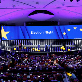 Vista del hemiciclo del Parlamento Europeo en Bruselas, convertido en centro de datos y sala de prensa durante la noche de las elecciones europeas del 26-M.. REUTERS/Francois Lenoir