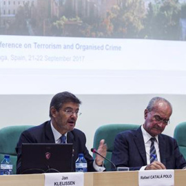 El ministro de Justicia, Rafael Catalá (2i), junto al alcalde de Málaga, Francisco de la Torre (2d), el director de la Sociedad de la Información y Acción contra la Delincuencia del Consejo de Europa, Jan Kleijssen (i), y el director del Ce