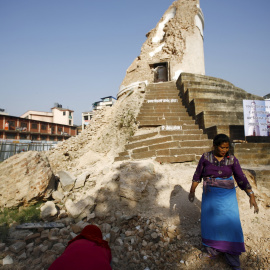 Mujeres limpian las instalaciones de la histórica torre de nueve pisos Dharahara durante el primer aniversario del terremoto en Katmandú. REUTERS/Navesh Chitrakar