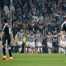Los jugadores de la Juventus, de fondo, celebran uno de sus goles ante Bale, James y Carvajal. /REUTERS