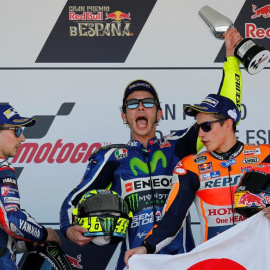 El piloto italiano de Moto GP Valentino Rossi (Yamaha) (c) junto a los españoles Jorge Lorenzo (Yamaha) (i) y Marc Márquez (Repsol) (d) en el podio tras lograr la primera, segunda y tercera posición. EFE/Roman Ríos