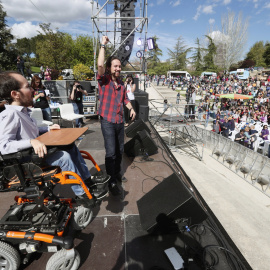 El líder de Podemos, Pablo Iglesias, y el secretario de Organización, Pablo Echenique, en la clausura de la Fiesta de la Primavera, un encuentro de círculos de toda España. EFE/Javier Lizón