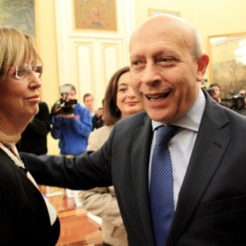 La consejera de Educación catalana, Irene Rigau, conversa con el ministro Wert./EFE