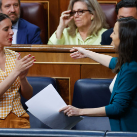 27/04/2023.- Las ministras de Igualdad, Irene Montero (i) y de Derechos Sociales y Agenda 2030, Ione Belarra (d) durante el pleno celebrado, este jueves, en el Congreso de los Diputados en Madrid. EFE/ Javier Lizón