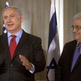 El primer ministro israelí, Benjamin Netanyahu, junto al líder palestino Mahmoud Abbas.- REUTERS
