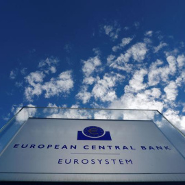 Imagen de archivo de un cartel del Banco Central Europeo (BCE) al exterior de la sede central en Fráncfort, Alemania. 7 marzo 2019. REUTERS/Kai Pfaffenbach