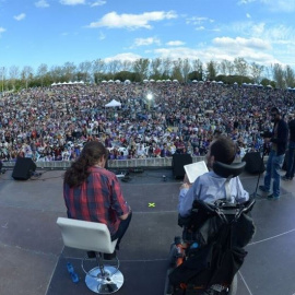 El líder de Podemos, Pablo Iglesias, y el secretario de Organización, Pablo Echenique, durante el encuentro abierto en la fiesta de la primavera en Madrid. DANIEL GAGO